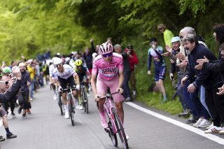 Tadej Pogacar a attaqué dans la dernière ascension du jour avant de filer vers une sixième victoire d'étape. KEYSTONE/AP/Fabio Ferrari